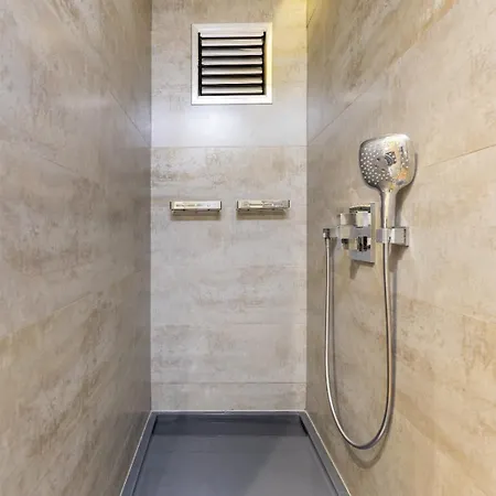 Apartment Utopia 18 *